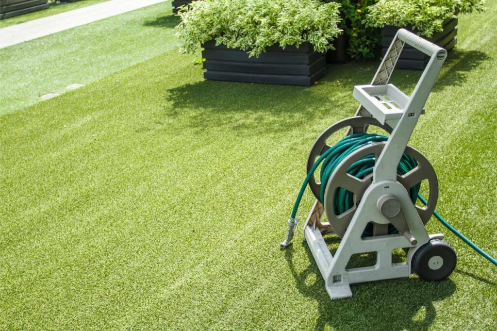 Mantenimiento del césped artificial en verano