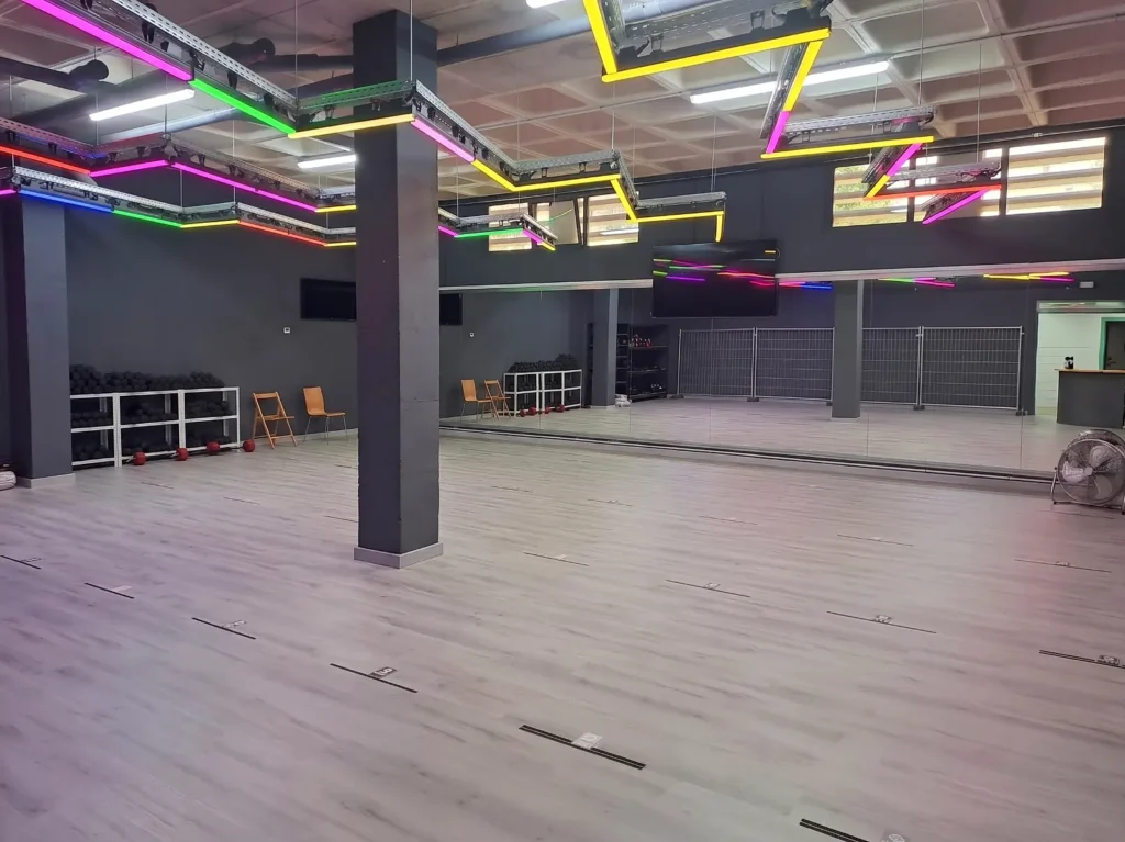 Suelo SPC Hausâl instalado junto a la zona de equipamiento del Campus Esport UIB