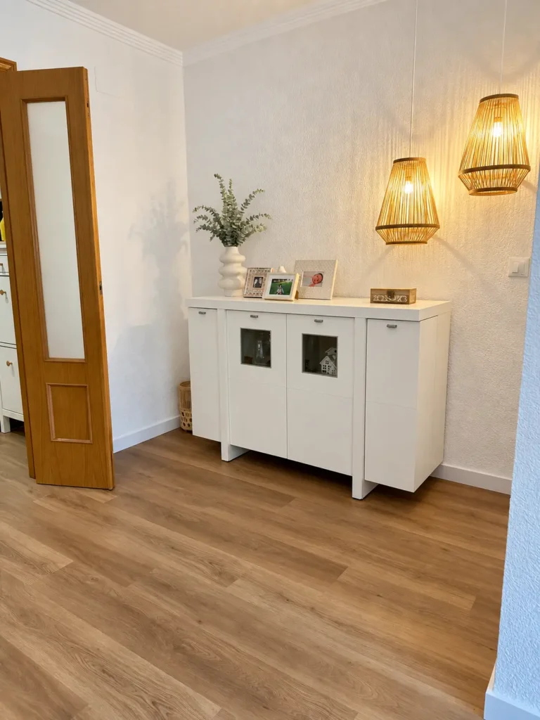 Zona de paso con suelo SPC Dryfloor 2503 y rodapié blanco