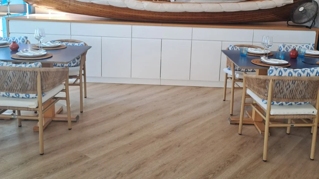 Suelo SPC en restaurante Ca’n Pescador, con acabado Roble Europeo de Hausâl.